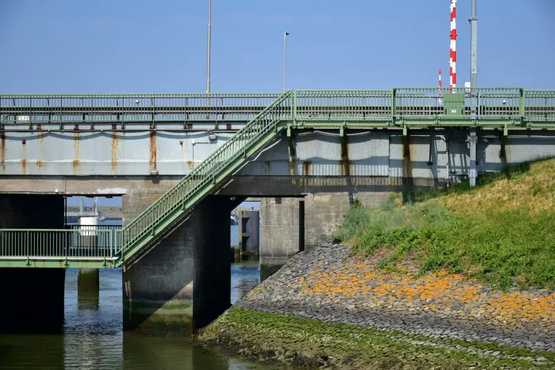 Noodstroom waterwerken Zeeland: aggregaat bij sluizen