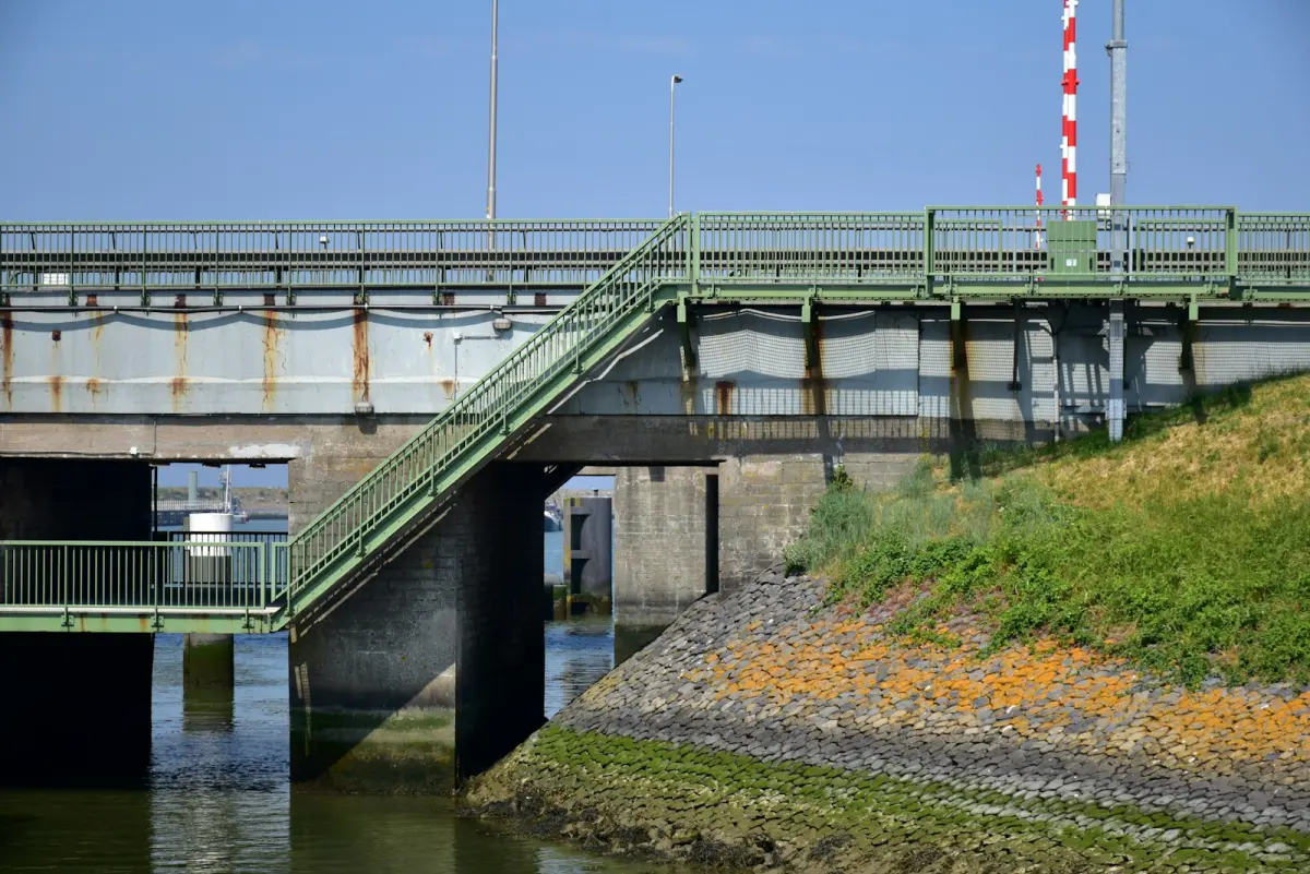 Noodstroom waterwerken Zeeland: aggregaat bij sluizen